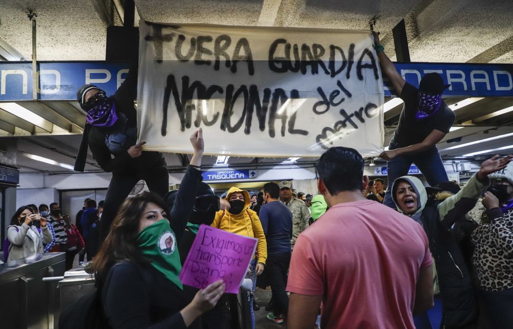 encapuchadas realizan destrozos en Bellas Artes