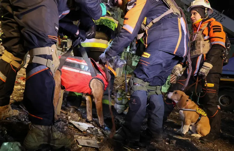 La oleada de ataques rusos en Ucrania ya deja 26 muertos y 81 heridos. La localidad ucraniana de Dnipró declaró tres días de luto por las muertes.