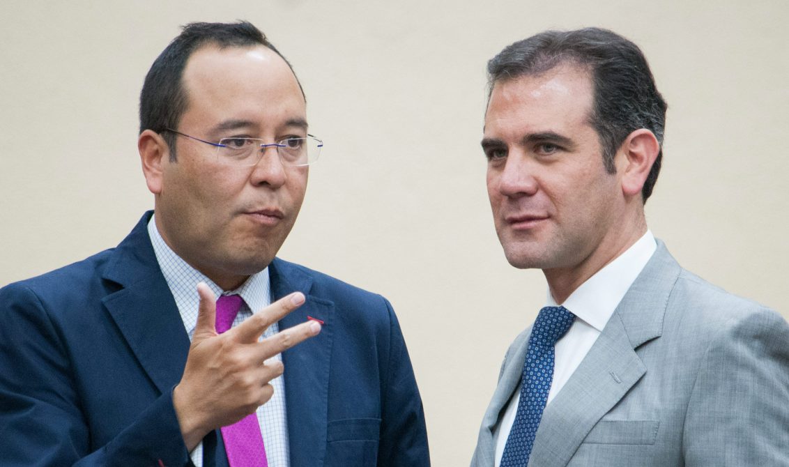 "La democracia no se toca": Lorenzo Córdova y Ciro Murayama presentan libro y tunden al Plan B de López Obrador.