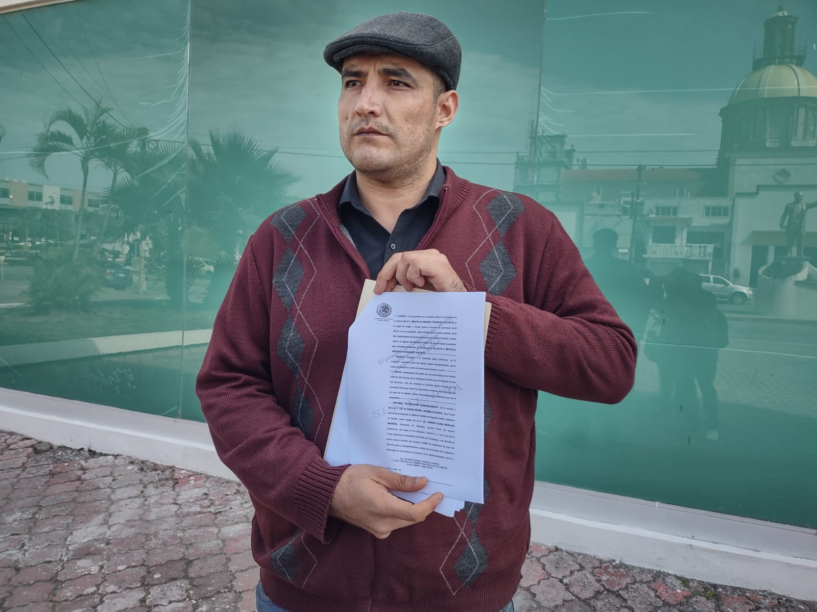 Padre de familia acusa de corrupción