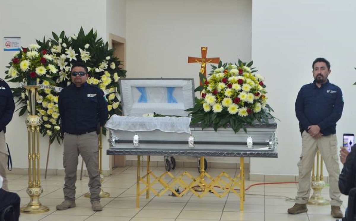 Entre aplausos despidieron a policía