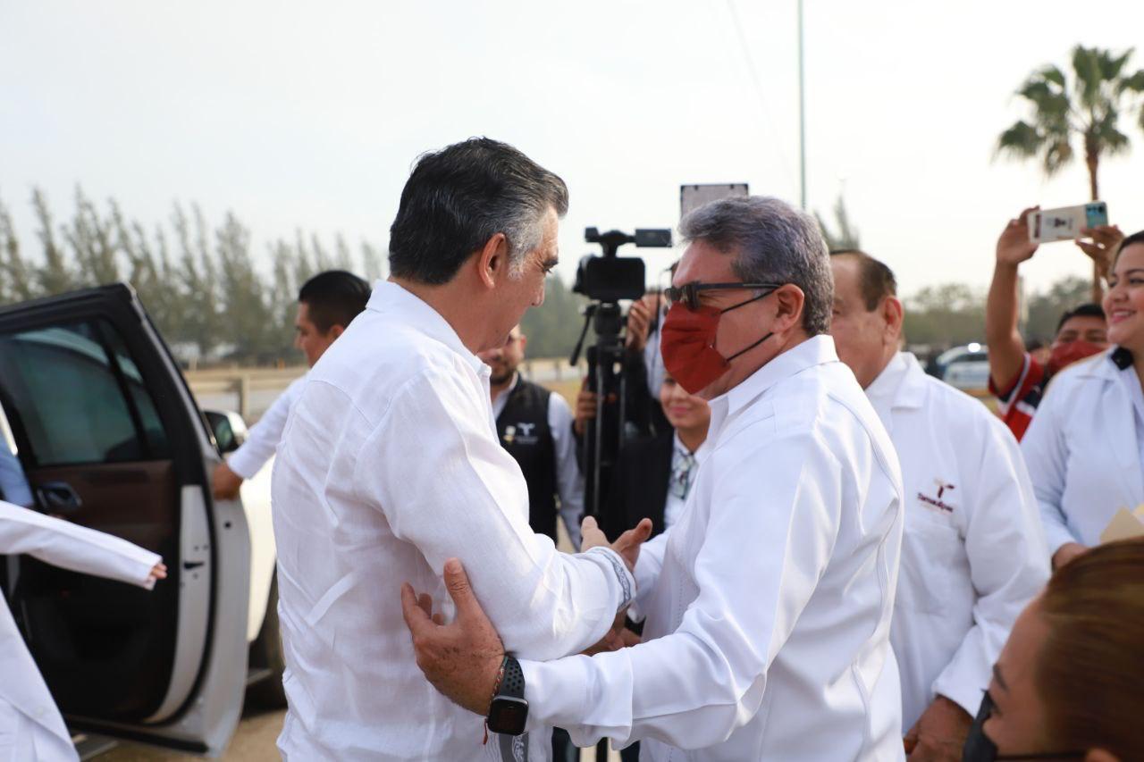 El gobernador del estado, Américo Villarreal, llega a Altamira como parte de su gira por instituciones de Salud en el estado. El alcalde lo acompañó durante su recorrido.