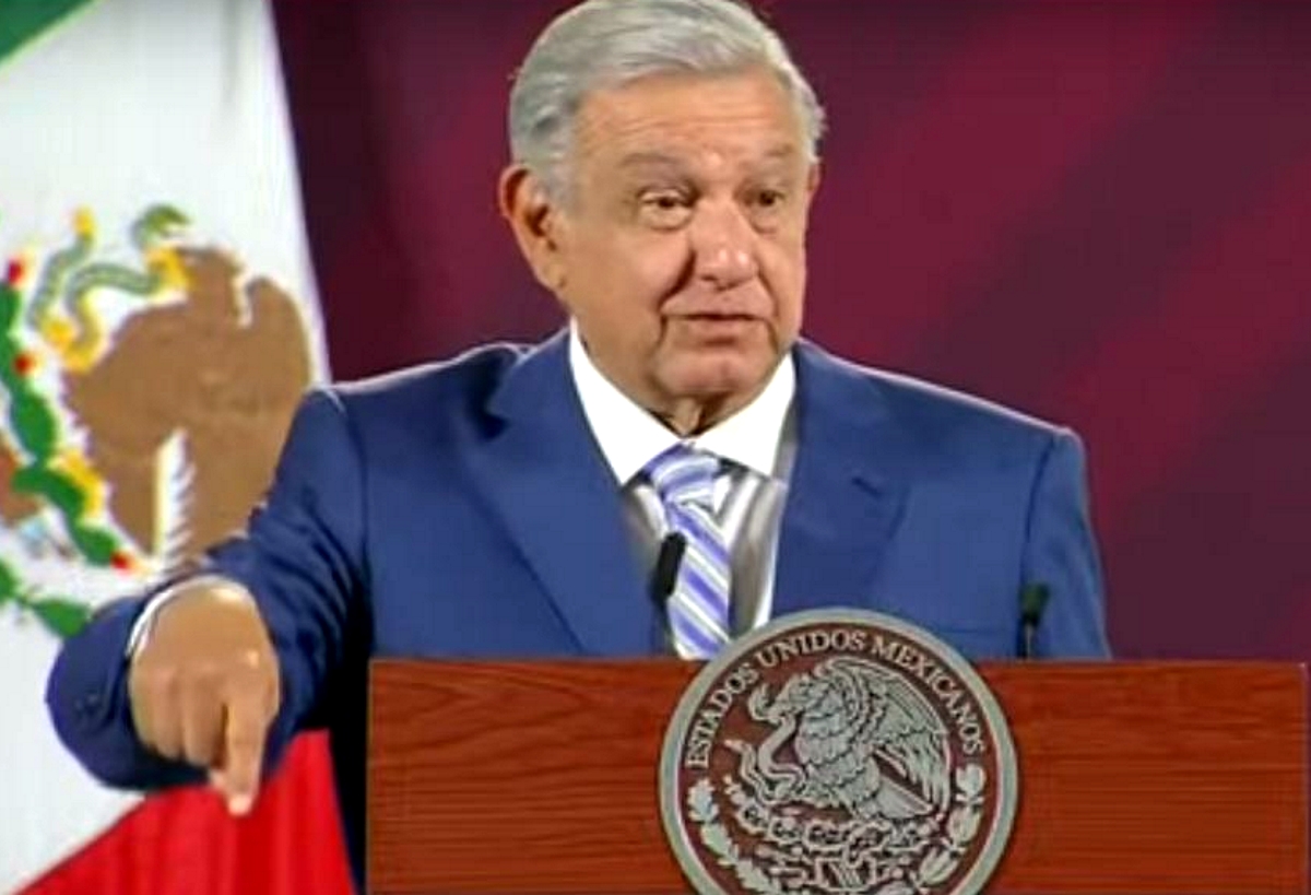 Evalúa AMLO demandar al abogado de García Luna por daño moral