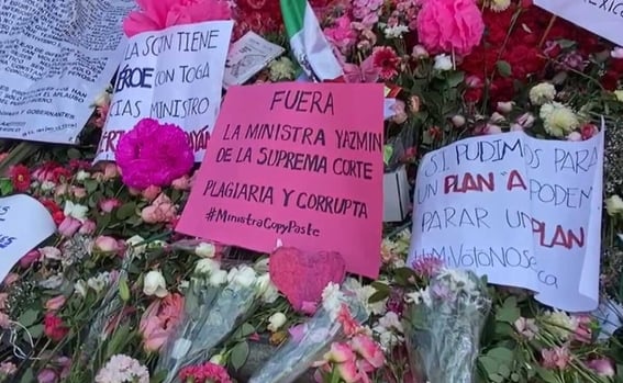 Con flores y pancartas en la Suprema Corte, defensores del INE confían en que sea desechado Plan B de AMLO.