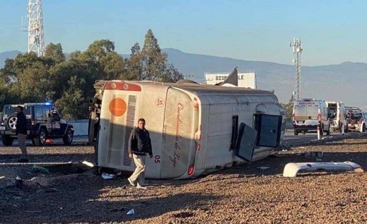 Vuelca autobús en la México-Puebla