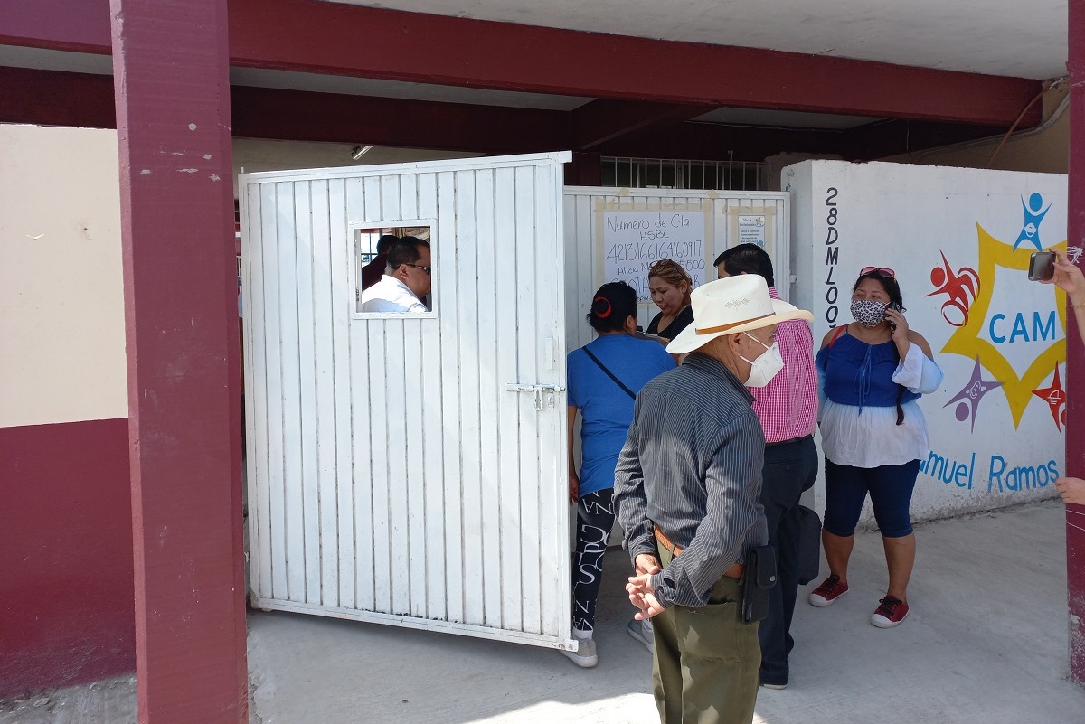 Clausuran madres dirección de escuela