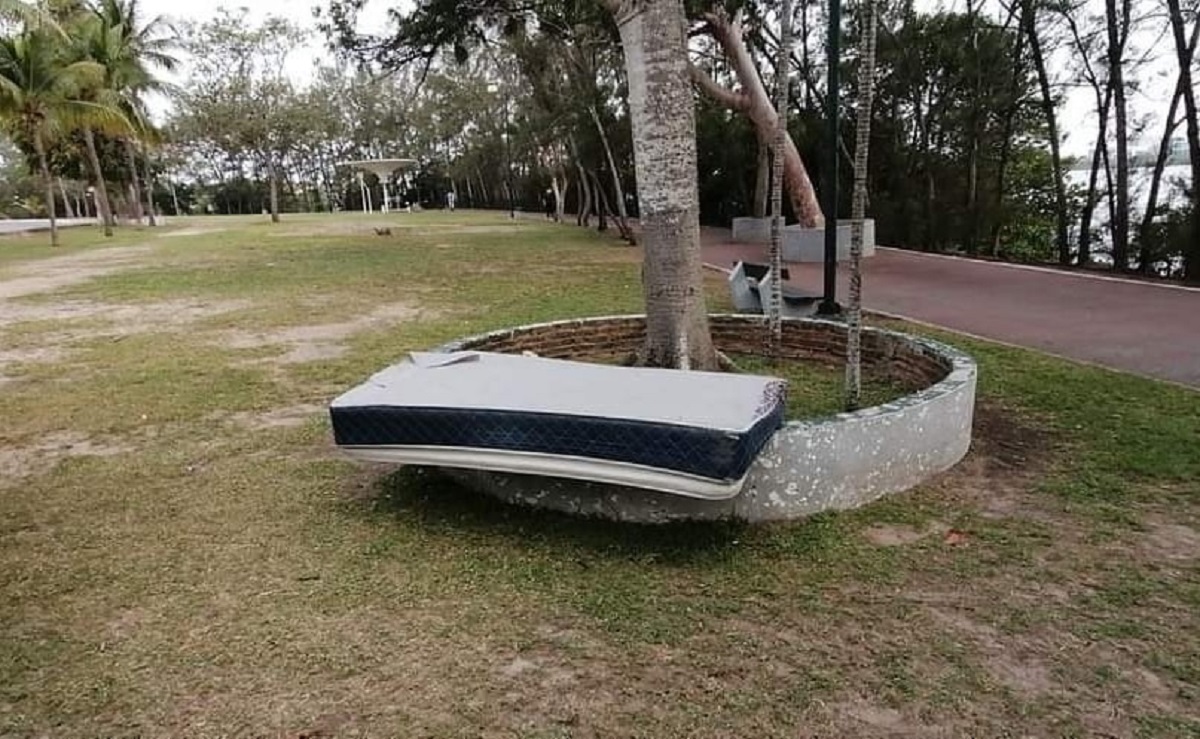 Dejaron colchón tirado en la laguna