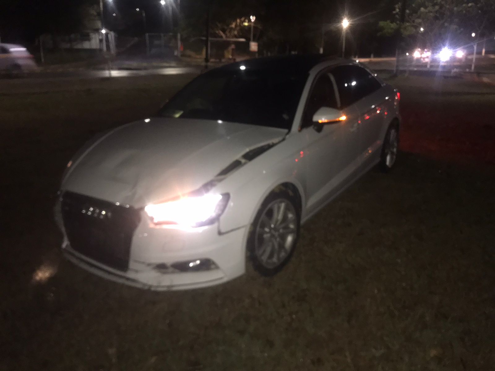 conductor de lujoso automóvil provocó