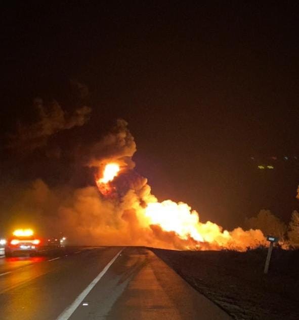 Por explosión de una pipa en la carretera