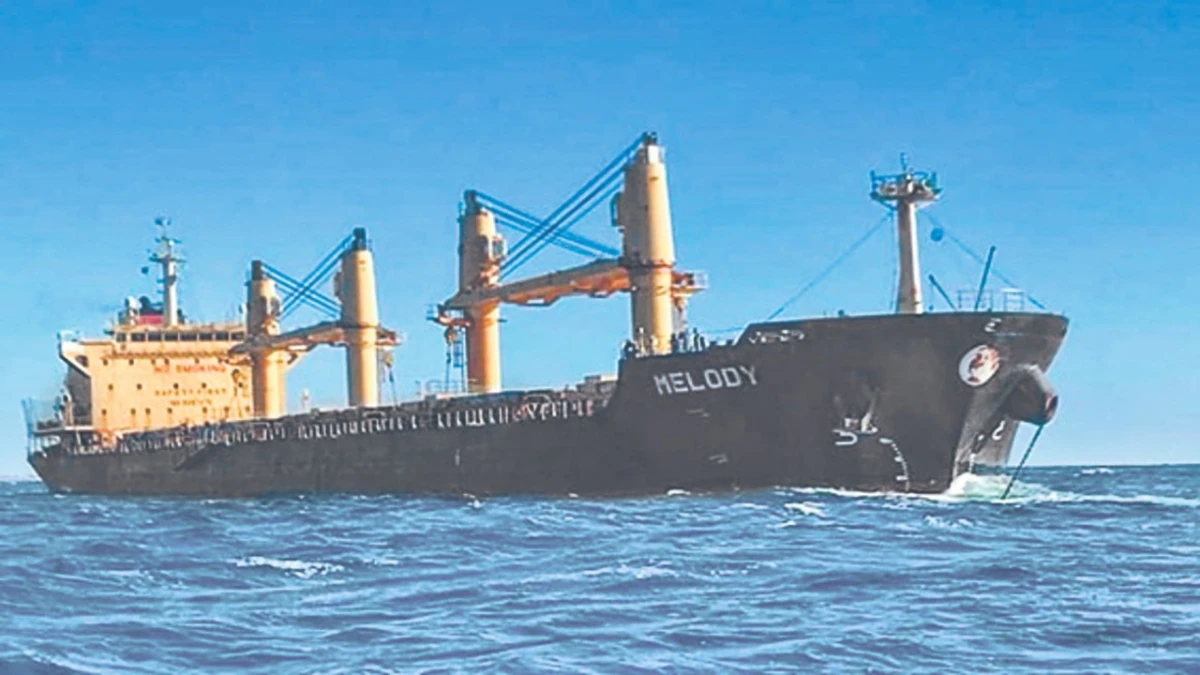 Desembarcan piedra para usar en el Tren Maya de buque varado frente a la costa de Puerto Morelos, Quintana Roo.