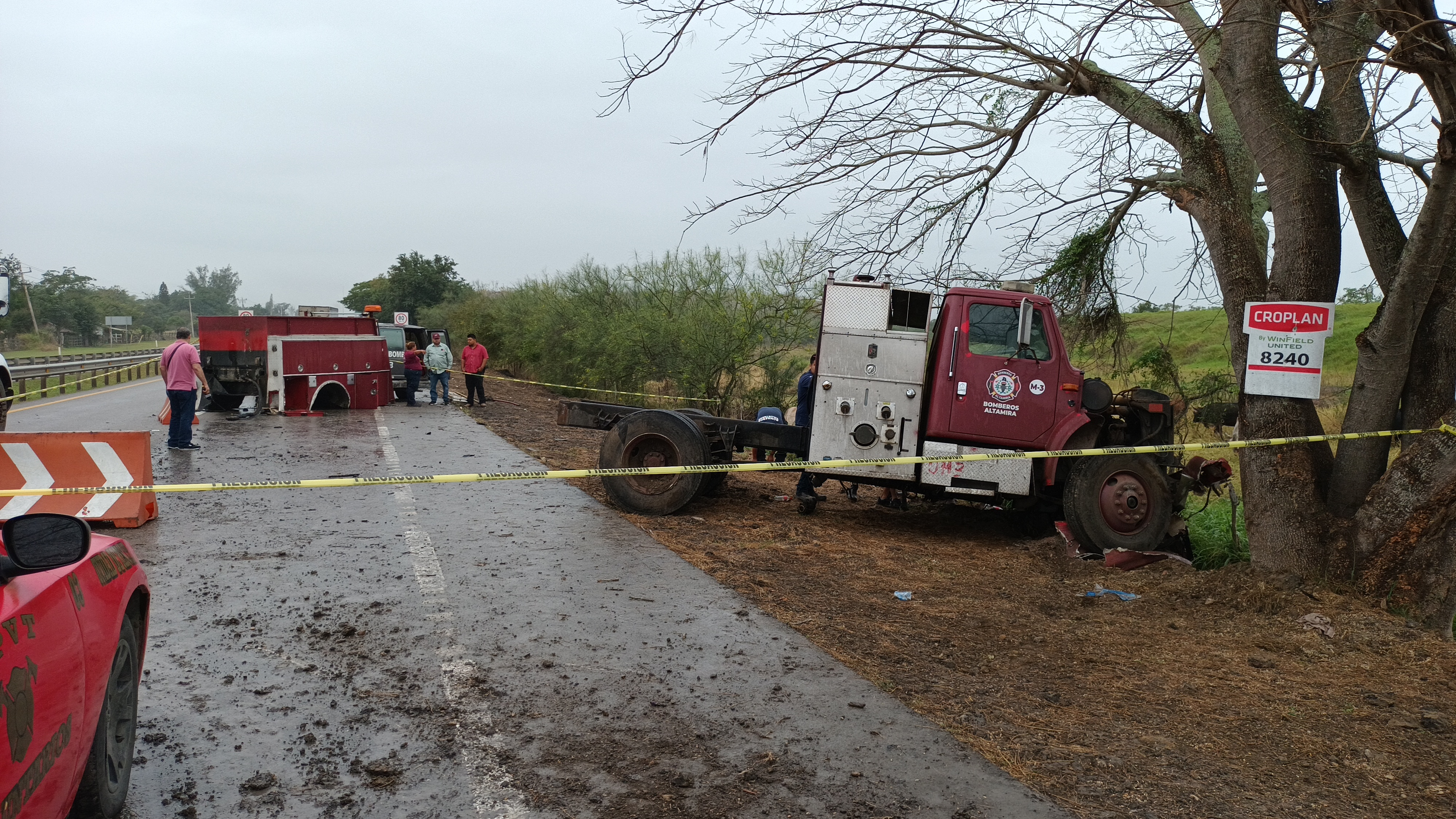 Automovilistas no ceden el paso a unidades