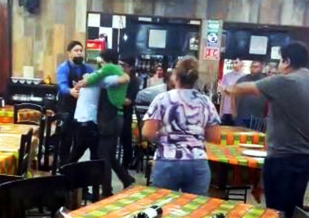 Meseros pelean por el amor de una mujer