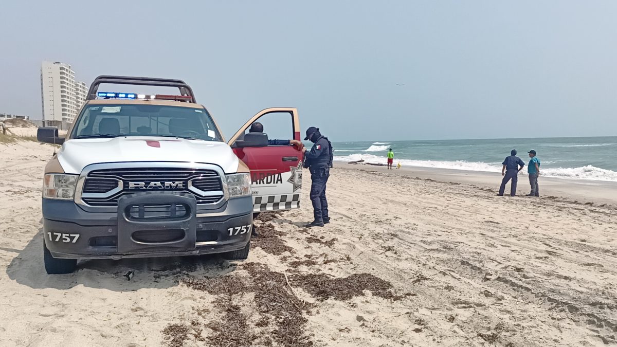 joven arrastrada por el mar