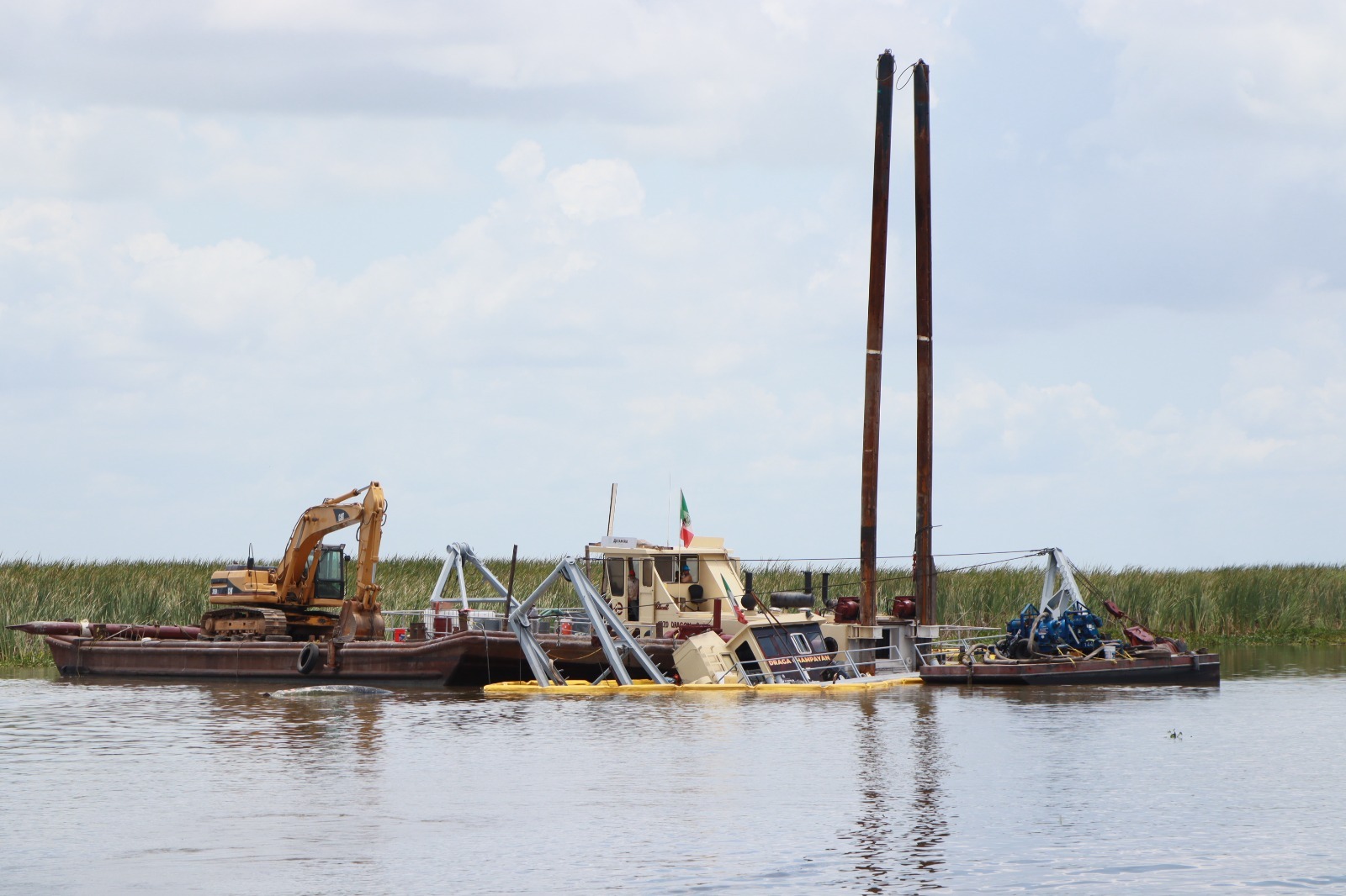 Rescataron la draga que se hundió