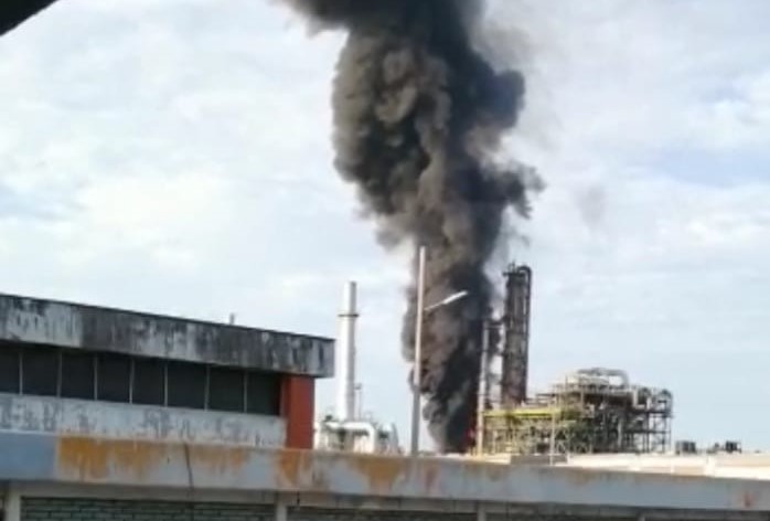 Incendio en refinería