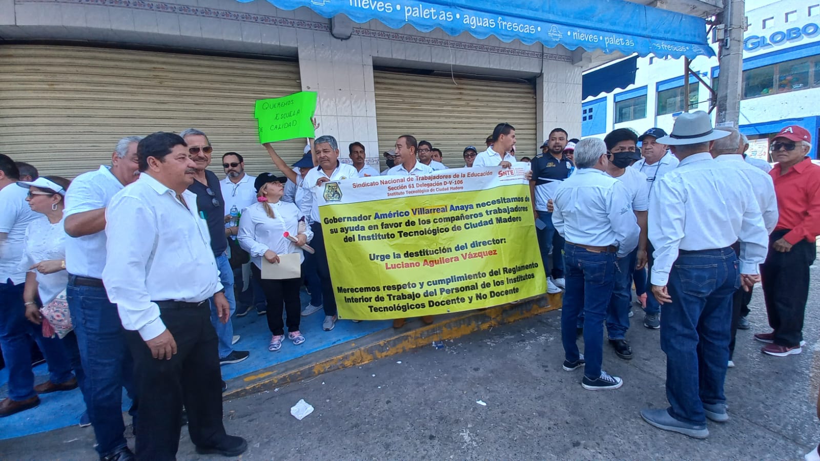 Exigen destitución del director