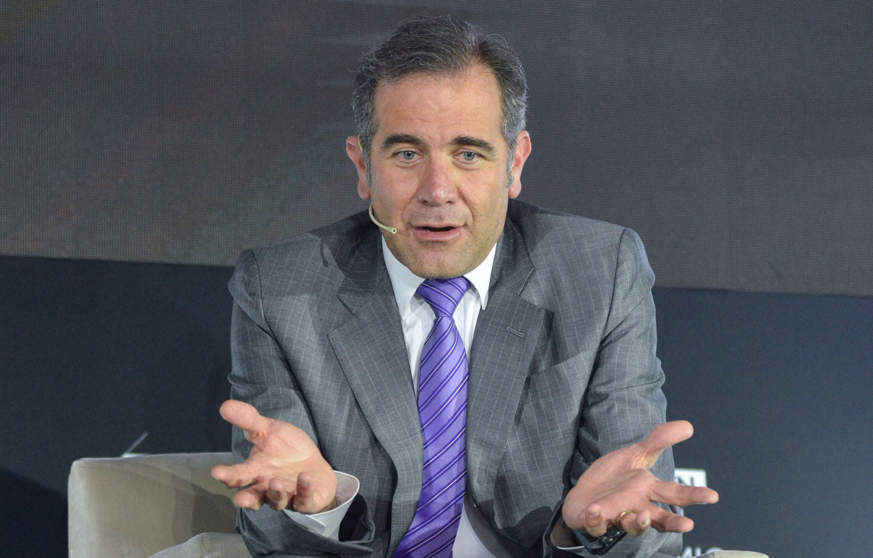 Lorenzo Córdova, exconsejero presidente del INE, pide a Presidencia leer Constitución tras reclamo a la Corte.