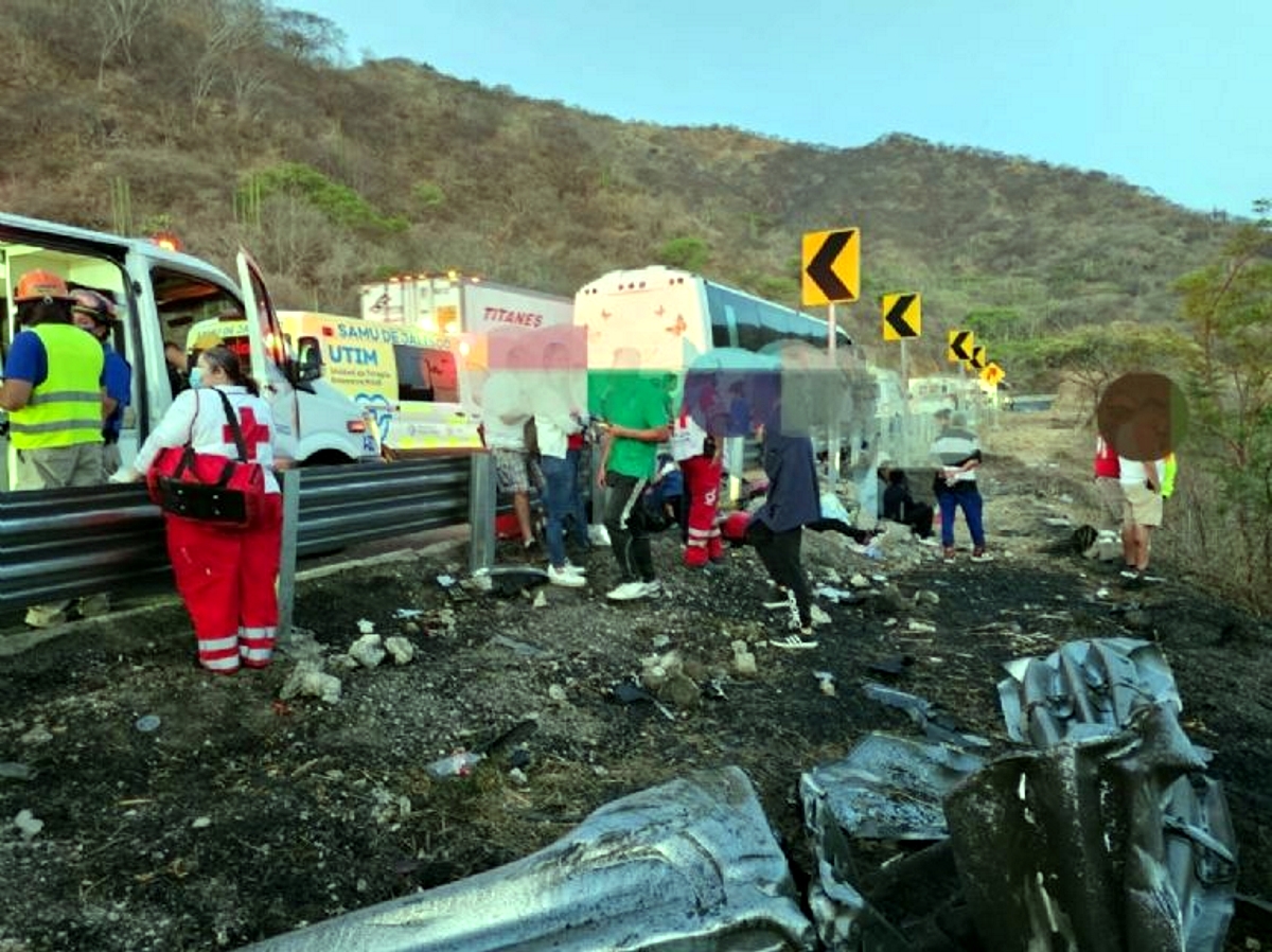 Cae a barranco autobús en que viajaba equipo infantil