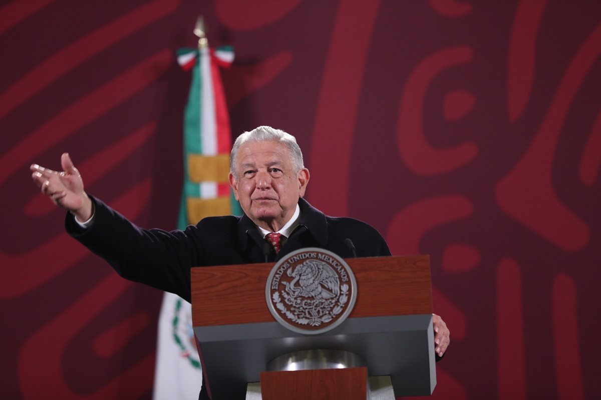 AMLO y corcholatas