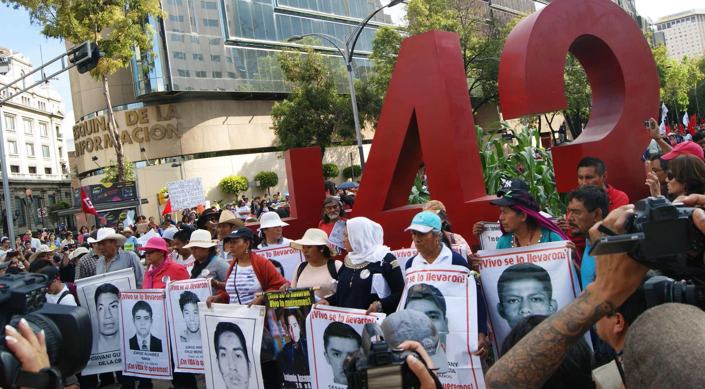 Ordenan captura de militares