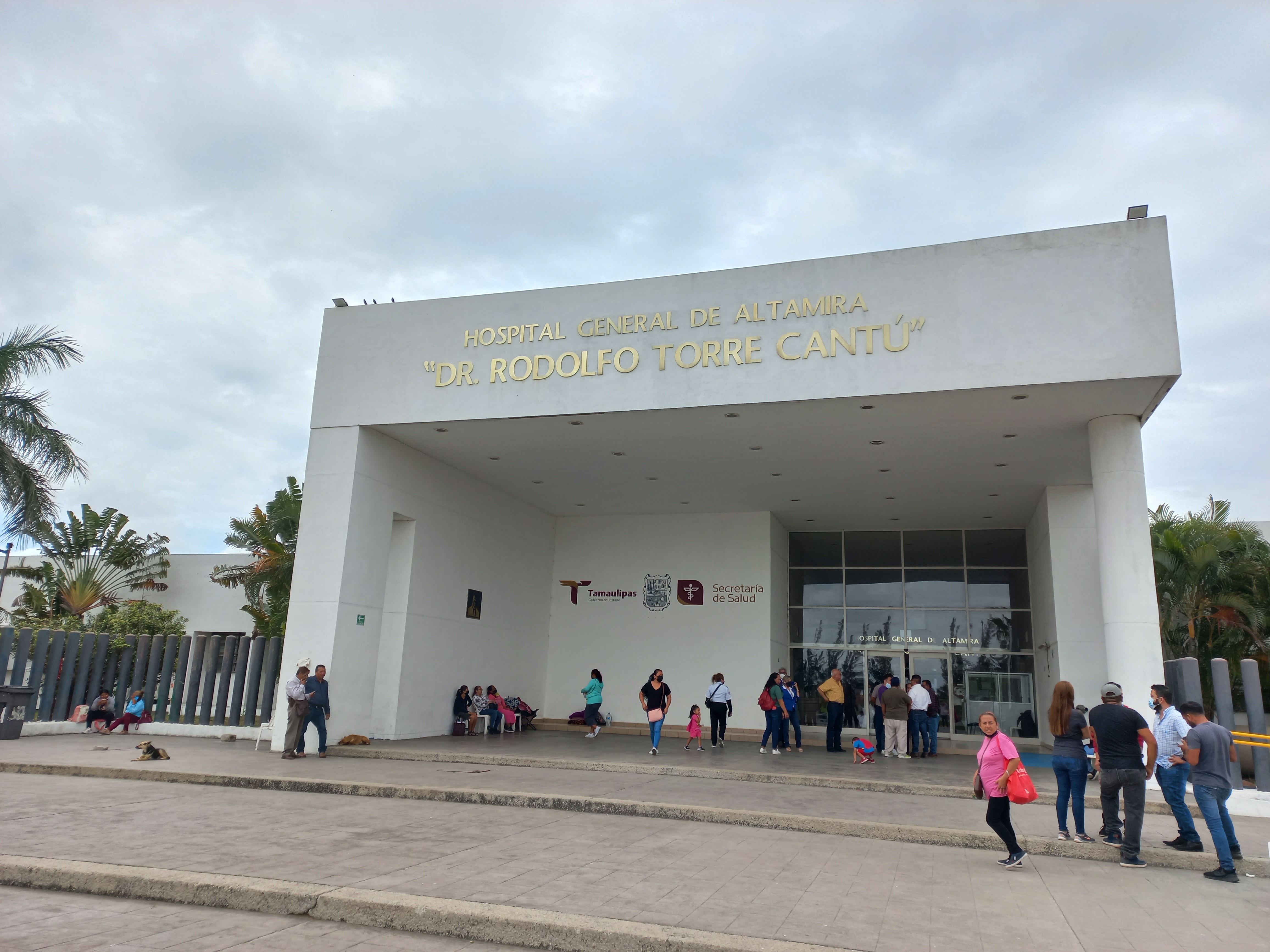 Denuncian cobros de operaciones en IMSS