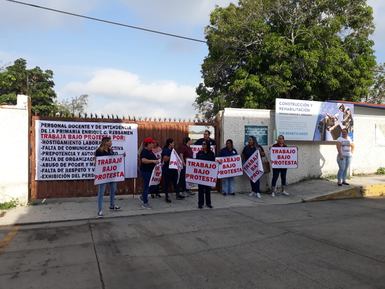 Maestros explotan contra directora