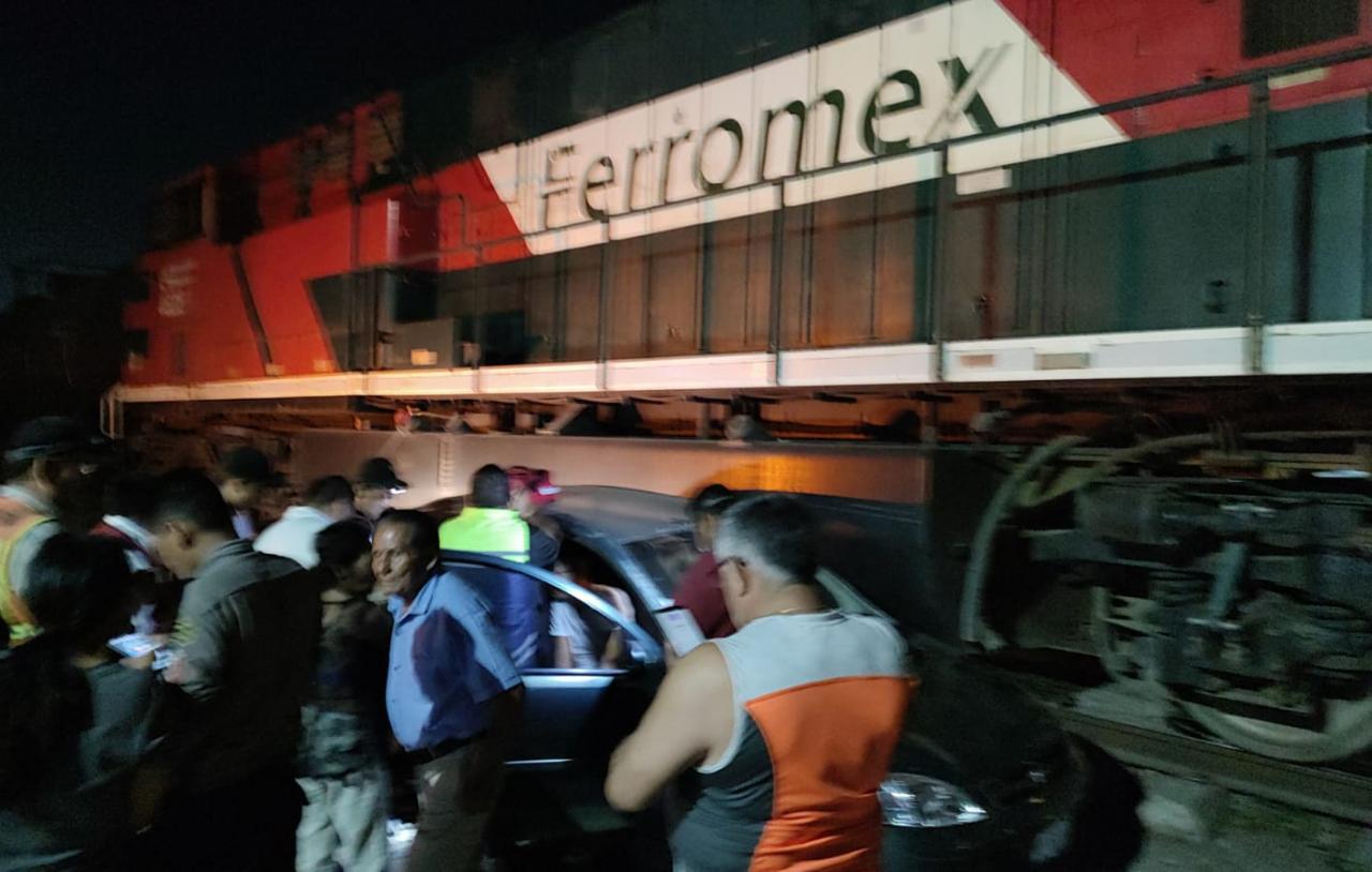 Choca tren y automóvil en Altamira
