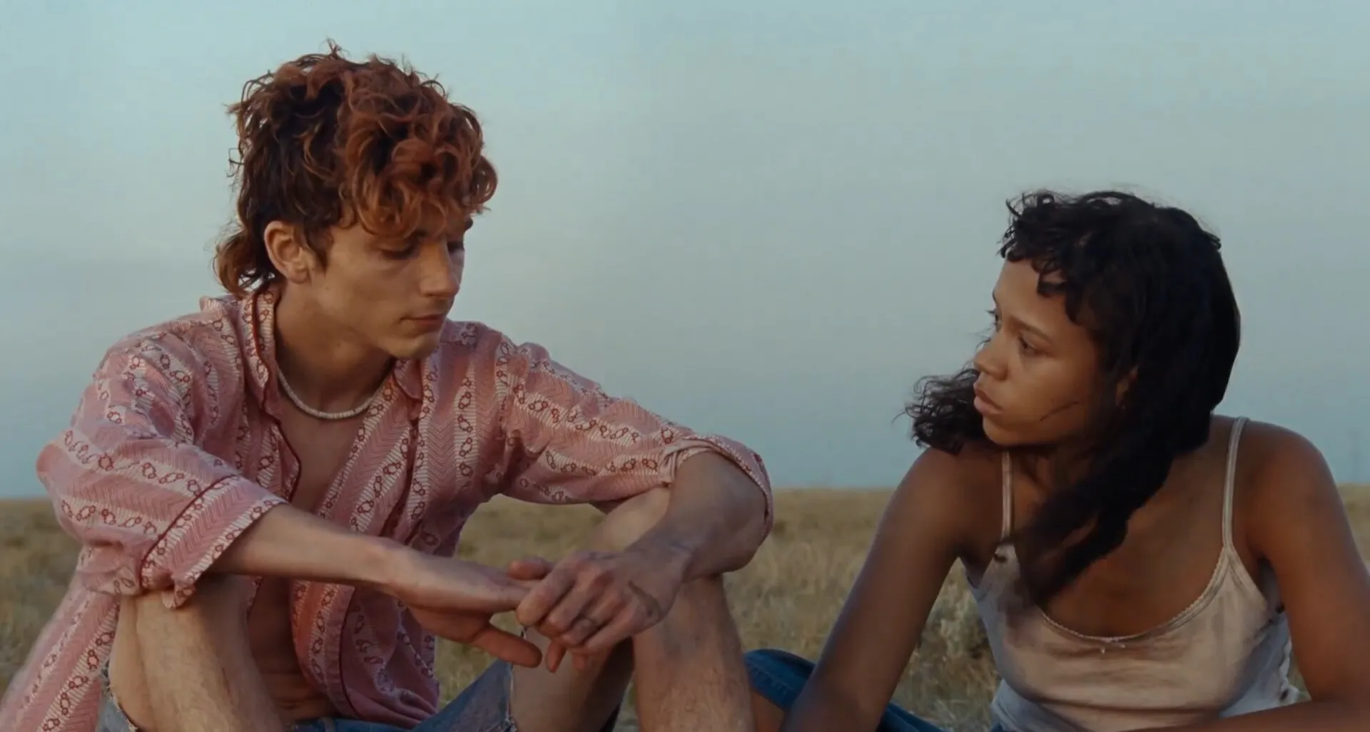 Esta semana tocó hablar de una película peculiar que tuvo cierto fanatismo de algunos y con todo y su tema, hay que hablar de Bones and All.