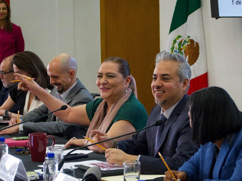 AMLO se reunirá mañana con consejeros del INE; Carla Humphrey descarta que el instituto se someta al gobierno en el encuentro.