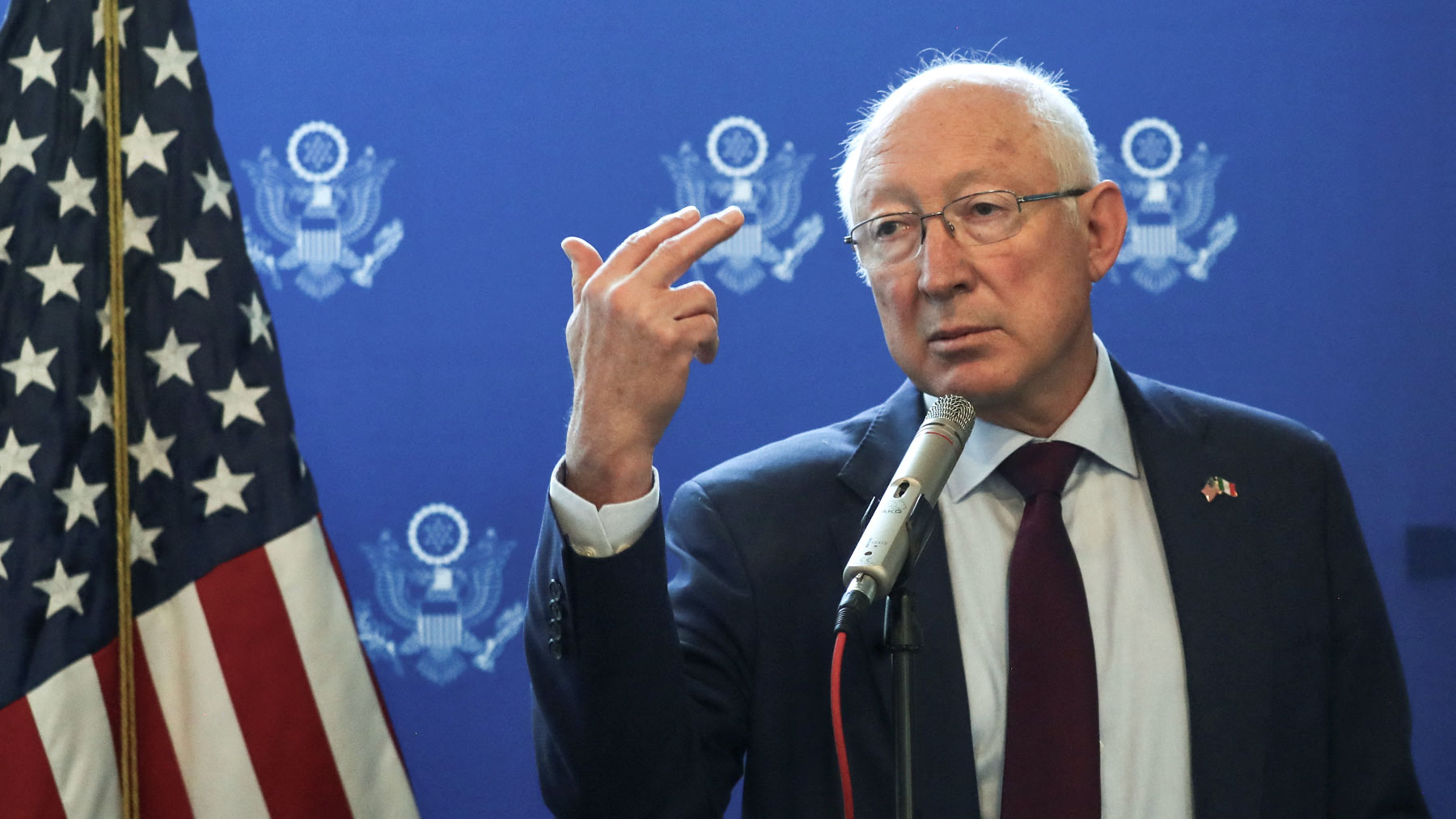 El embajador de Estados Unidos en México, Ken Salazar, asegura que el fentanilo chino tiene potencia de matar 25 millones de estadounidenses.