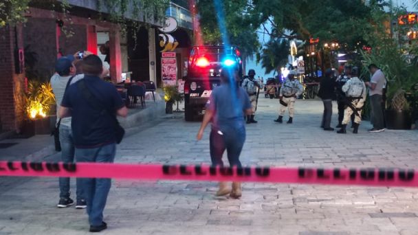 Hombre es asesinado a balazos en la Quinta Avenida de Playa del Carmen. Trasladaron a otras dos personas a un hospital.