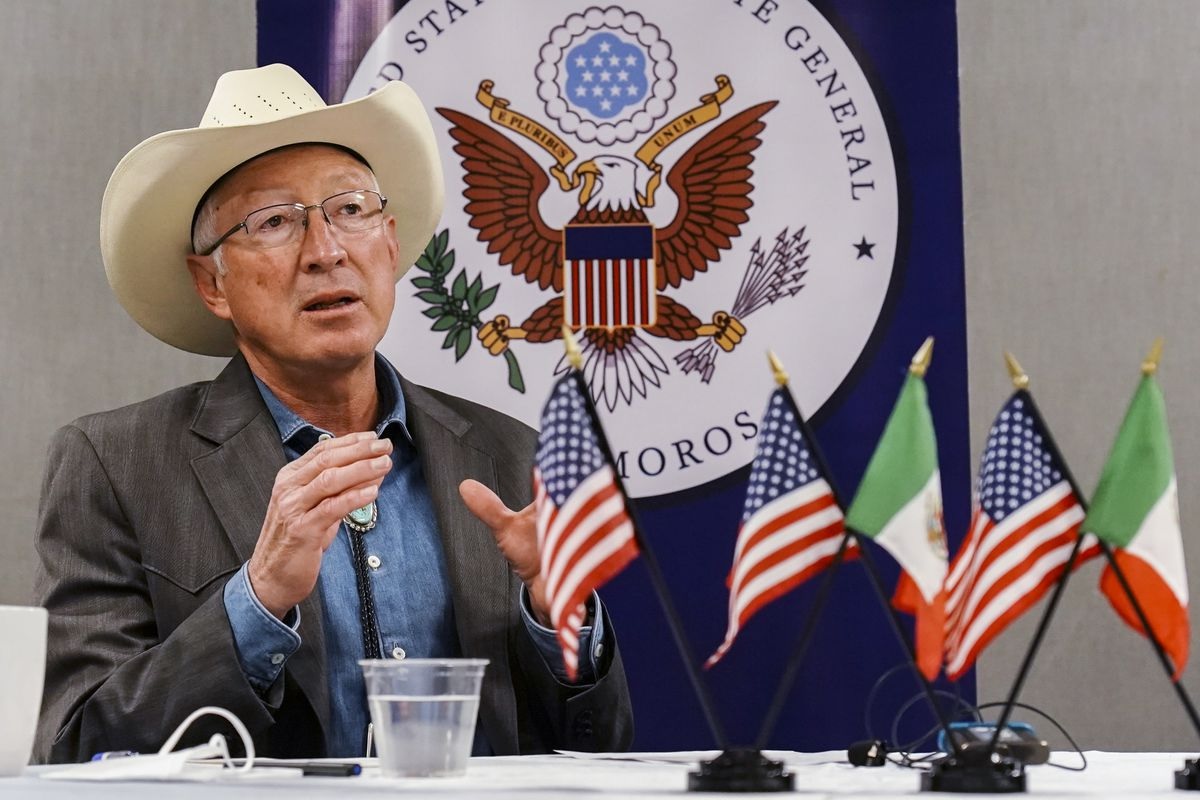 Ken Salazar armas