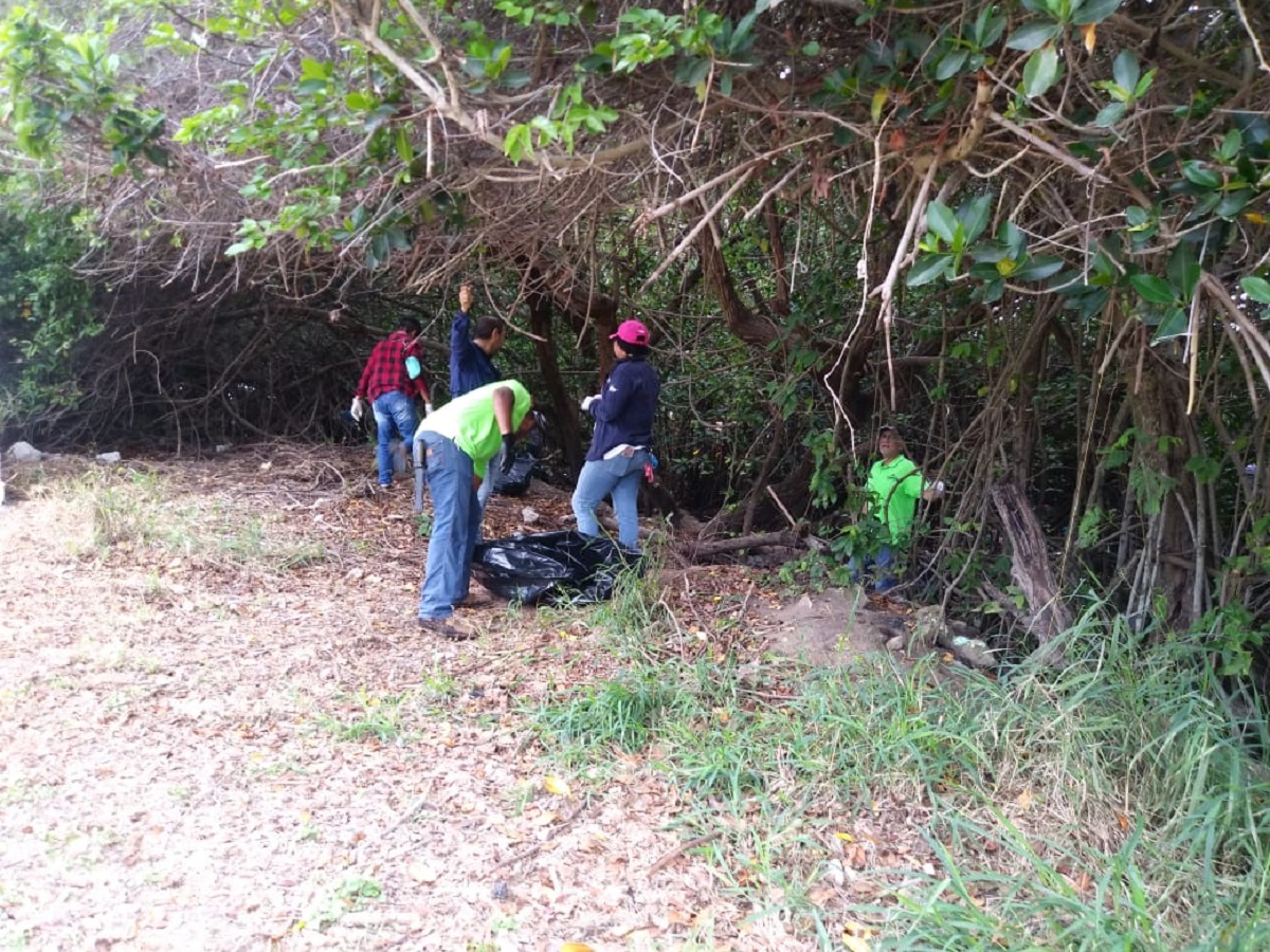 Ciudadanos agarran de basurero el río