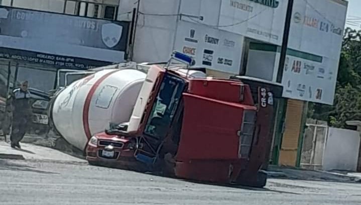 Camión vuelca en Tampico