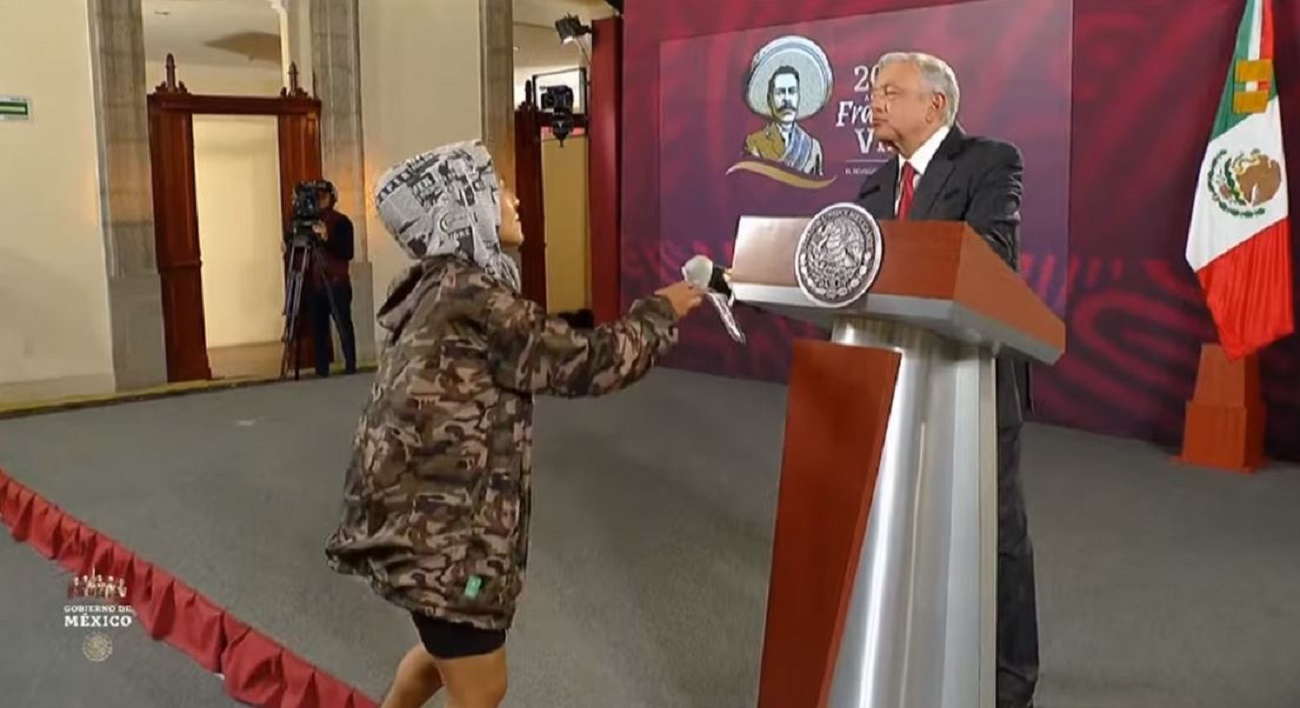 Mujer denuncia con AMLO