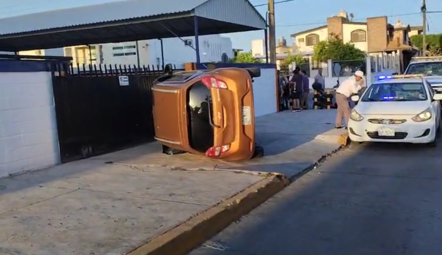 Aparatosa volcadura se registró