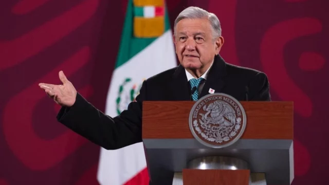 AMLO usa imagen de Latinus para su sección “No lo digo yo”. El mandatario borró los logos para no dar crédito al medio.