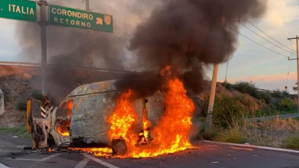 Se registran balaceras y bloqueos carreteros con vehículos incendiados en Zinapécuaro y Álvaro Obregón en Michoacán.