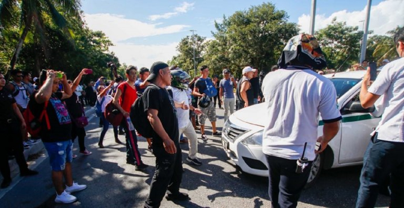 Detienen a taxistas que atacaron camioneta
