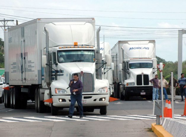 Anuncian transportistas paralización de carreteras en México. Exigen seguridad, disminución de cobros y autopistas en buen estado.