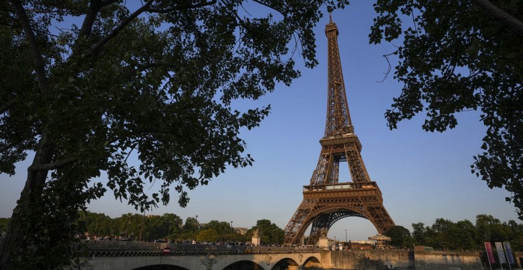 Torre Eiffel regresa a la normalidad, aproximadamente dos horas después, tras falsa amenaza de bomba. Fuerzas de seguridad levantaron alerta.