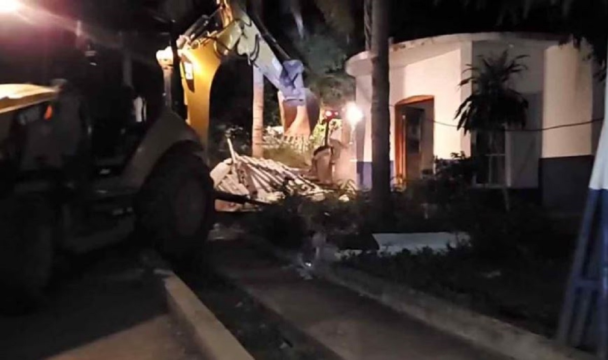 Habitantes en Guerrero demuelen oficina del MP en Guerrero