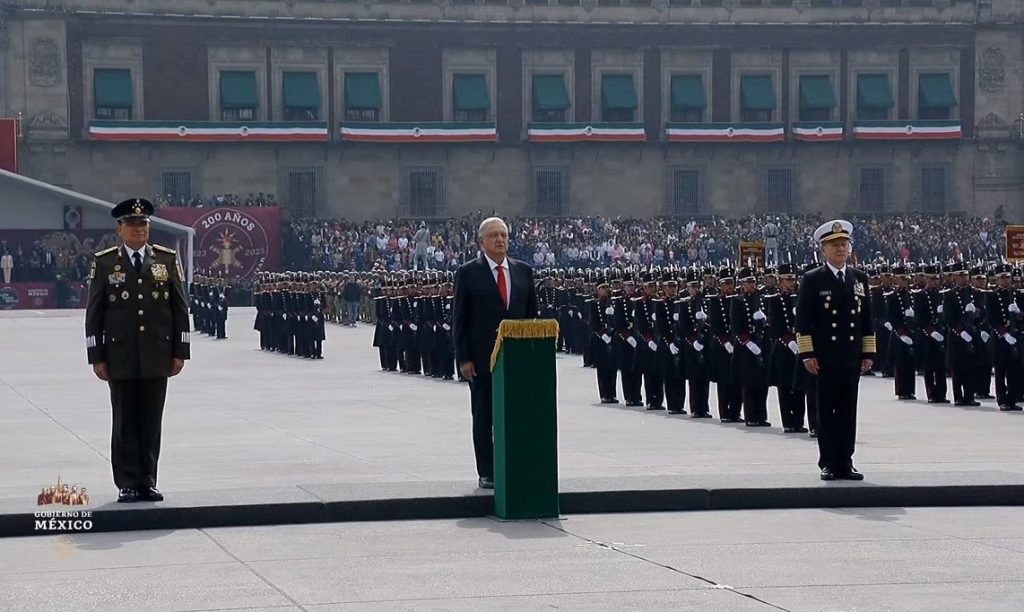 Desfile cívico militar de Independencia en la Ciudad de México conmemora bicentenario del Heroico Colegio Militar.