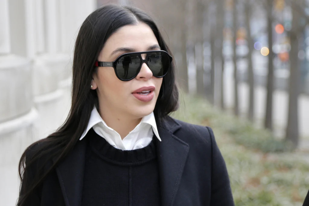 Emma Coronel sale en libertad condicional en Estados Unidos. Así lo confirmó el  Buró Federal de Prisiones a Telemundo.