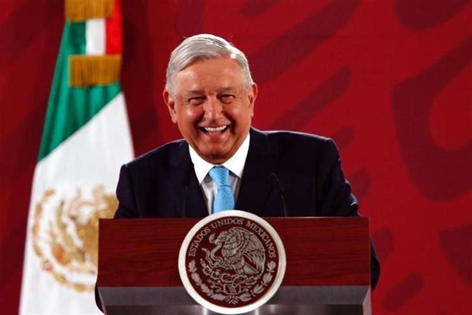 INE le ordena a López Obrador (AMLO) eliminar la posdata contra sus críticos que aparece en sus conferencias matutinas.