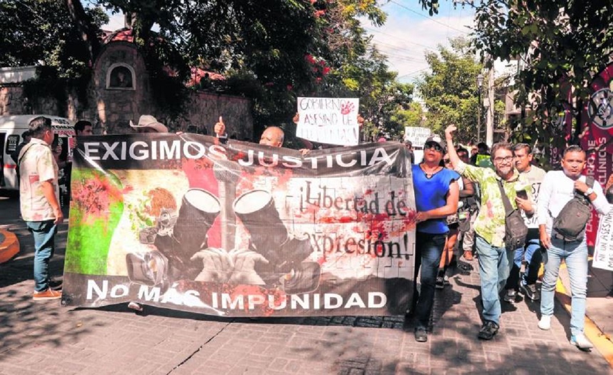Marchan periodistas por garantías