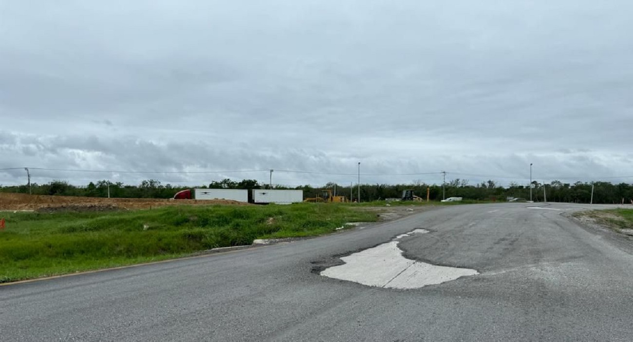 Presentan baches los carriles laterales