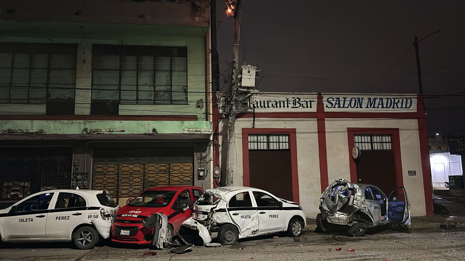 Camión causa destrozos