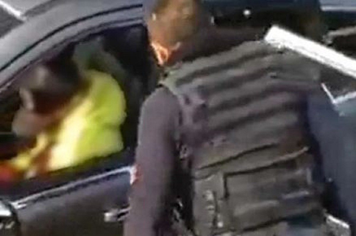 Dan 20 años de cárcel a policía