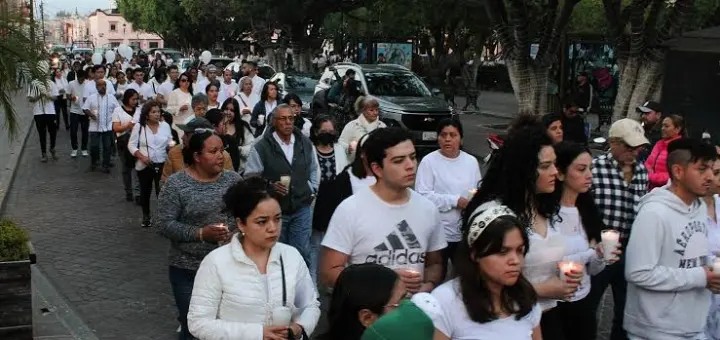 Exigen paz y justicia en Salvatierra, Guanajuato. Marchan con veladoras y pancartas para que no sea un cementerio.